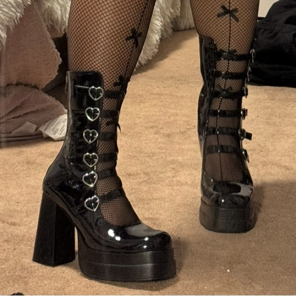 HighHeel Boots With Square Toe, Chunky Heel And Six Rows Heart Buckles - Picture 2 of 4